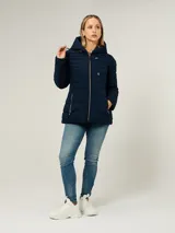 Campera ligera acolchada de corte entallado, con capucha ajustable mediante cordones, cierre frontal de cremallera y bolsillos laterales con cierre. Presenta un diseño de líneas horizontales y logo distintivo de la marca.