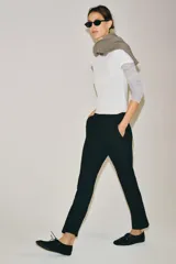 Camiseta de corte slim fit y color blanco, con cuello redondo y mangas cortas de diseño clásico.