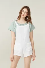 Mono corto blanco de viscosa con tirantes finos y bolsillos laterales.