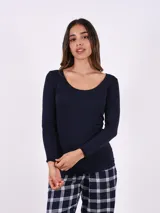 Remera básica de manga larga, color azul marino, con escote redondo y calce ajustado al cuerpo.
