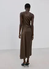 Vestido midi de satén color marrón, sin mangas, con cuello redondo y diseño fruncido con abertura lateral en la cintura.