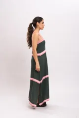 Vestido largo de punto tipo solera en color verde oscuro, con tirantes anchos y detalles de rayas horizontales en color rosado claro en el escote, la cintura, los cortes de la falda y el ruedo.