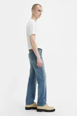 Jean Levi's 501 Original Button Fly Misty Lake, color azul claro con efecto degradado. Presenta cierre de botones, cinco bolsillos y corte recto.