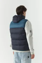 Chaleco puffer color borgoña y negro, con capucha y cuello alto.