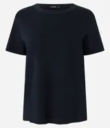 Remera básica de algodón con cuello redondo y mangas cortas, de calce regular y diseño liso. Confeccionada en algodón certificado.