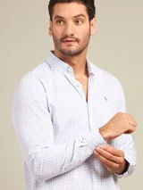 Camisa blanca con diseño de cuadros azules, de manga larga y corte slim fit.