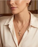 Collar de acero con baño de oro, compuesto por una cadena fina y un dije de cruz con incrustación de nácar.
