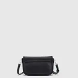 Mini cartera de hombro color negro con textura granulada, solapa frontal y detalle de letra B metálica en color plateado. Incluye correa larga ajustable y extraíble.