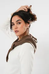 Bufanda bandana marrón de lana.