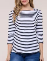 Remera semi entallada de algodón con elastano, con estampado de rayas horizontales blancas y rosadas, escote bote y mangas tres cuartos de corte raglán.
