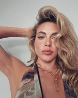 Collar plateado con eslabones grandes de metal con forma irregular.