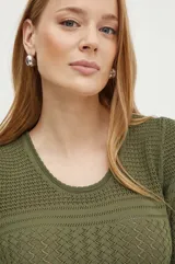 Sweater corto color verde oliva, tejido con diseño calado, cuello redondo y mangas cortas.