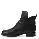 Botas de caña media confeccionadas en cuero negro, con interior forrado en corderito sintético color crema. Presentan un diseño con detalle de tira lateral con hebilla metálica y suela plana con pequeño tacón.