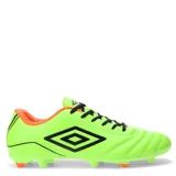 Championes de fútbol Umbro modelo Classico III HG, color azul marino con detalles en verde neón. Presentan un diseño con costuras en la puntera para mayor control, cierre con cordones y suela con tapones para terreno firme.