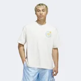 Remera de corte holgado con cuello redondo, color blanco, con un pequeño logo circular estampado en el pecho que combina el emblema de Adidas con motivos de básquetbol.