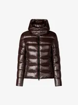 Campera puffer azul marino con capucha desmontable, cuello alto y cierre frontal con cremallera.