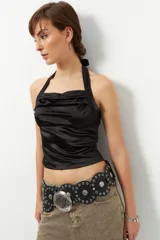 Top negro de satén con cuello halter y espalda descubierta.