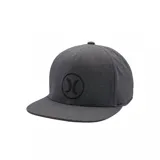 Gorra tipo trucker color gris melange, con visera plana y logotipo bordado en negro en el frente. Cuenta con perforaciones laterales para mayor ventilación.