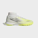 Championes de fútbol Adidas F50 Sparkfusion League para pasto sintético. Presentan un diseño de caña media con cuello de tejido de punto, exterior Fiberskin con texturas 3D y suela de caucho con tapones para tracción en superficies artificiales. Combinan tonos blanco, gris y amarillo neón.