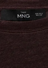 Camiseta de lino color marrón, de corte recto, cuello redondo y manga corta con dobladillo.