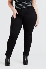 Pantalón de jean negro, corte skinny, tiro medio, con bolsillos delanteros y traseros.