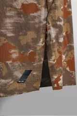 Shorts deportivos de Zara Athleticz confeccionados en tejido técnico ligero con estampado camuflado en tonos marrones y naranjas. Poseen cintura elástica ajustable, forro interior y aberturas en el bajo.