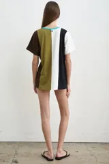 Remera de manga corta con escote en V, de diseño bicolor en marrón y rosado a rayas verticales.
