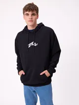 Canguro negro con capucha y cordones ajustables, bolsillo canguro frontal y logo de Rusty estampado en el pecho.