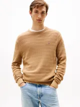 Sweater de Tommy Hilfiger color beige con rayas horizontales texturizadas, cuello redondo, puños y bajo de punto canalé, logo bordado en el pecho.