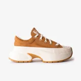 Championes Converse Run Star Crush OX color marrón de textura efecto pelo, con plataforma alta geométrica en color blanco y suela dentada de goma marrón. Cordones blancos y ojalillos metálicos.