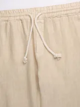 Short blanco de lino Premium, con cintura elástica, cordón de ajuste y bolsillos laterales.