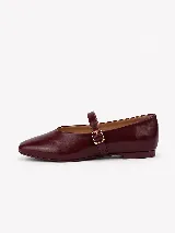 Zapato flat tipo Mary Jane de ecocuero negro, con puntera cuadrada, suela baja y tira en el empeine con hebilla metálica.