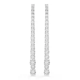 Aros largos plateados con circonitas Swarovski blancas engarzadas en degradé. Cierre de gancho.