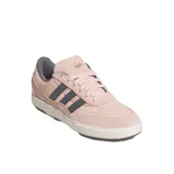 Championes de skate Adidas modelo Tyshawn II, color rosa con detalles en gris oscuro. Presentan un diseño estilizado con exterior de cuero y material sintético, suela de caucho y amortiguación EVA en el talón.