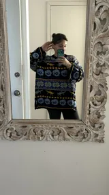 Sweater tejido de jacquard con diseño de langostas, corte oversized y tajos laterales. Confeccionado en 50% algodón y 50% poliéster.