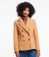 Blazer de corte sastrero en tejido polivelour color tostado. Presenta diseño cruzado con doble botonadura frontal, solapas clásicas y bolsillos laterales. De manga larga y estructura entallada.