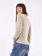 Polera de manga larga en tejido rib color verde grisáceo, de cuello alto y corte ajustado.