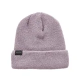 Gorro de lana tejido color lila, con dobladillo y etiqueta con logo de la marca Rip Curl en el frente.