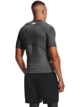 Remera de compresión de manga corta Under Armour, diseñada con tecnología HeatGear para una gestión eficiente del sudor y secado rápido. Presenta un ajuste ceñido al cuerpo, paneles de malla estratégicos para ventilación en axilas y espalda, y mangas raglán híbridas que permiten mayor libertad de movimiento.
