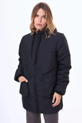 Campera acolchada de corte largo, color negro, con cierre frontal, capucha ajustable con cordones y bolsillos frontales tipo cargo.
