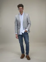 Blazer de hombre color gris claro, con solapa de muesca, dos botones frontales y bolsillos de parche.