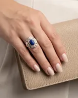 Anillo de plata 925 con diseño de filigrana y piedra central ovalada de lapislázuli azul intenso.
