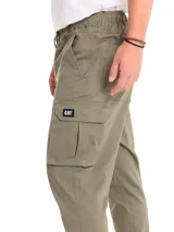 Pantalon cargo de corte holgado en color verde oliva, con cintura elástica ajustable mediante cordón, puños elásticos en los tobillos y bolsillos laterales tipo cargo con solapa y logo de la marca.