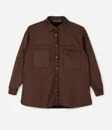 Camisa tipo overshirt de Ashua confeccionada en suede sintético color marrón. Presenta cuello clásico, cierre frontal con botones, mangas largas con puños abotonados y dos bolsillos frontales aplicados.