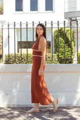 Sandalias bajas color beige con base marrón, de cuero y hechas a mano en Uruguay.