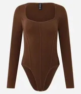 Body de manga larga marca Blue Steel, confeccionado en poliamida seamless con escote cuadrado y cierre en la entrepierna.