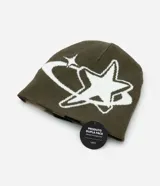 Gorro reversible para hombre confeccionado en tejido acrílico. Presenta un lado con estampado camuflado y el otro lado liso con estampa gráfica, ofreciendo versatilidad y abrigo.