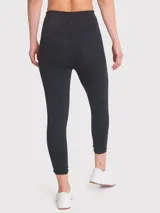 Calza deportiva de tiro alto y largo ankle, confeccionada en tejido suave y elástico, con diseño liso y costuras reforzadas.