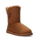 Botas de invierno de caña media color marrón, estilo 'ugg', con forro de piel sintética visible en el borde superior. Presentan un detalle de botón decorativo en el lateral exterior.