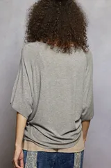 Remera negra holgada de manga corta con bolsillo en el pecho.